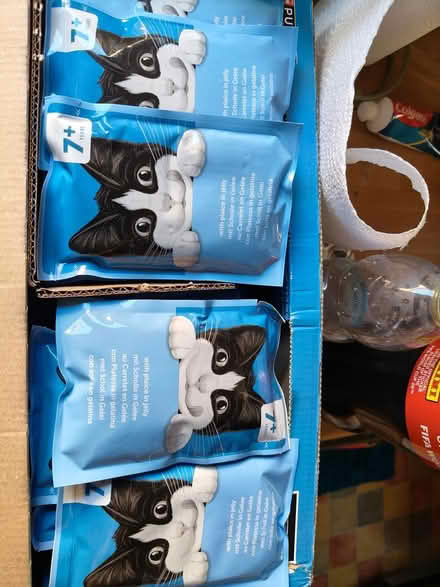 Photo of free Felix cat food (HP19 Central Aylesbury) #1