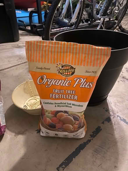 Photo of free Orange tree, pots, & fertilizer (Northwest Livonia) #2