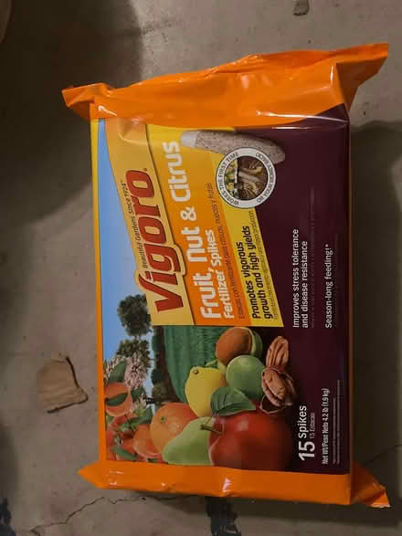 Photo of free Orange tree, pots, & fertilizer (Northwest Livonia) #4