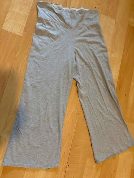 Photo of free lounge/pyjama capris wide leg Small (L5L 5P5) #1