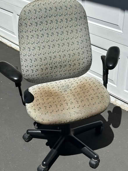 Photo of free Desk top, chair, floor mat (Greenhorn Area, GV) #2