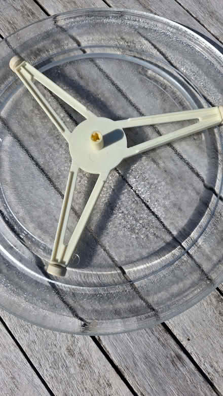 Photo of free Glass microwave plate (Inchbrook GL6) #4