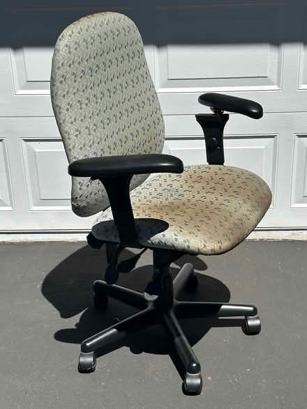 Photo of free Desk top, chair, floor mat (Greenhorn Area, GV) #4