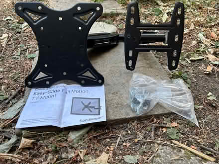 Photo of free television bracket (Uley GL11) #2