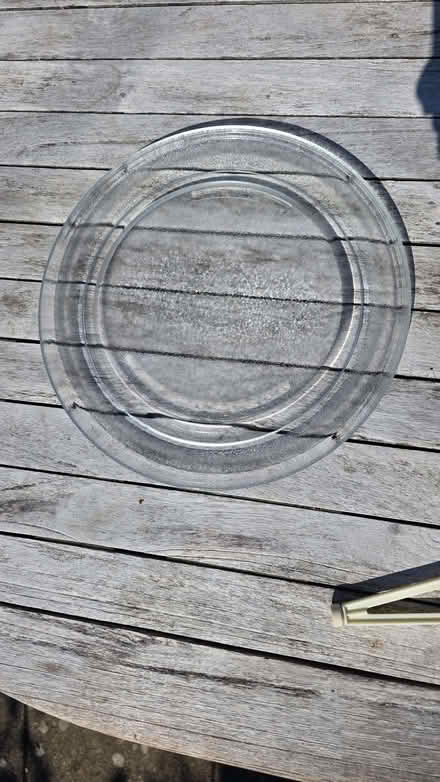 Photo of free Glass microwave plate (Inchbrook GL6) #1