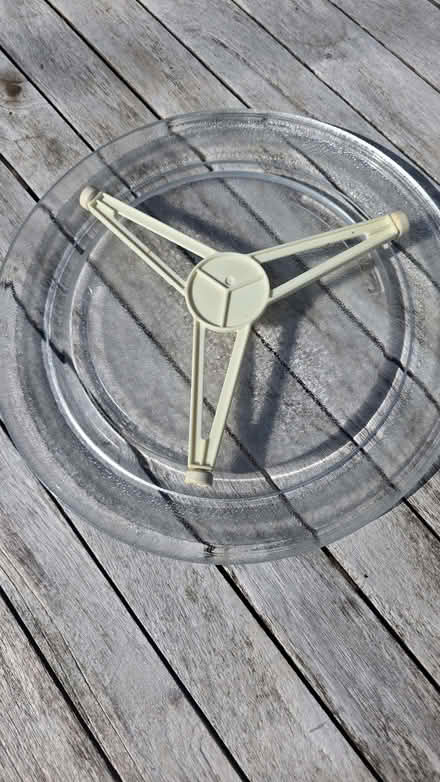 Photo of free Glass microwave plate (Inchbrook GL6) #2