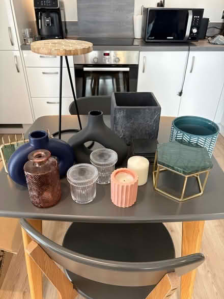 Photo of free Various decorative items (Reading RG2) #1