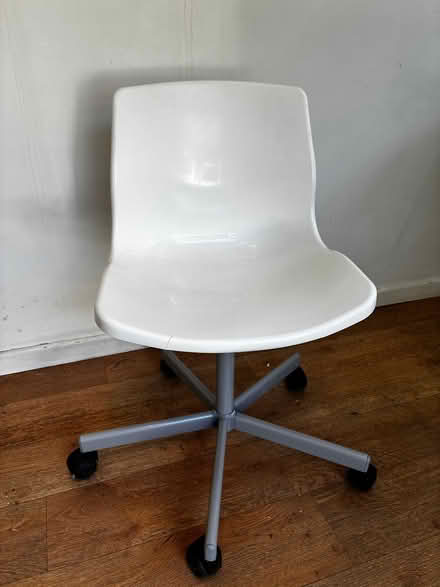 Photo of free White table & chair (M40 3PP) #2