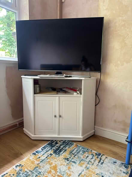 Photo of free white tv stand on wheels (Stalybridge SK15) #1