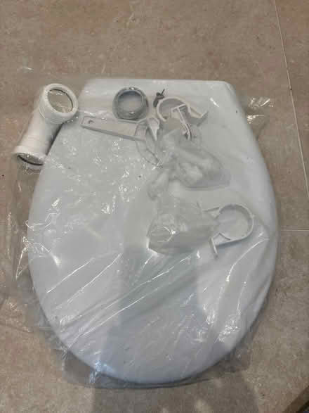 Photo of free New toilet seat (South Croydon CR2) #1