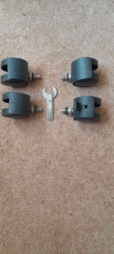 Photo of free castor set (Thrupp GL5) #1