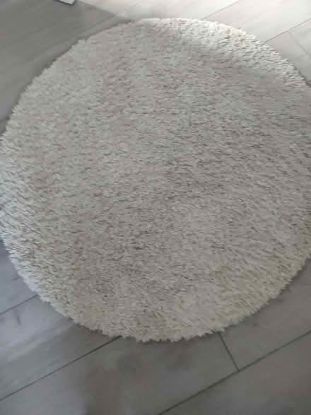 Photo of free round cream rug non slip (Leighton Buzzard LU7) #1