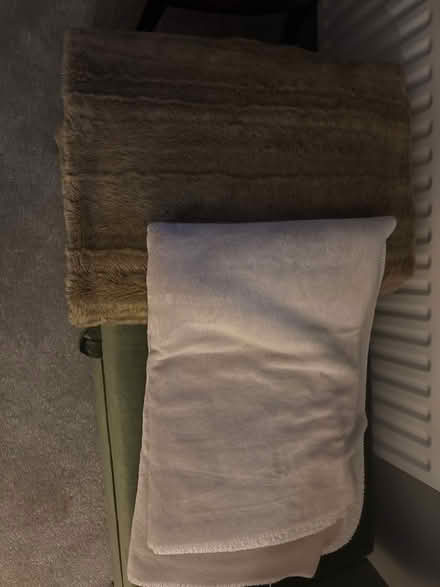Photo of free 2 Faux fur blankets (UpperHale GU9) #1