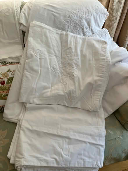 Photo of free White cotton duvet covers with pillow cases & base sheet, (Hartley DA3) #1