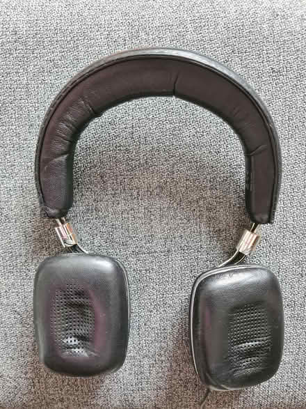 Photo of free Bowers & Wilkins on-ear headphones (Halton LS15) #2