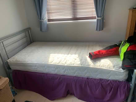 Photo of free Single bed (Lu4 9uf) #1