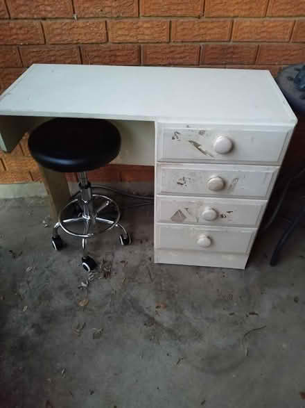 Photo of free small desk/PC stool (Whalan. NSW 2770) #1