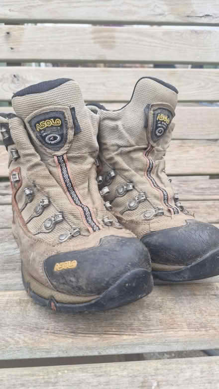 Photo of free Womens hiking boots size 5 (Codnor de5) #1
