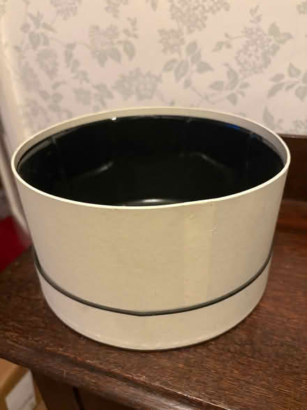 Photo of free ‘Hat Box’ style container for Floral Displays (Iver Heath SL0) #1