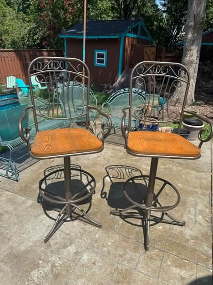 Photo of free bar stools & table (Alexandria Telegraph) #1