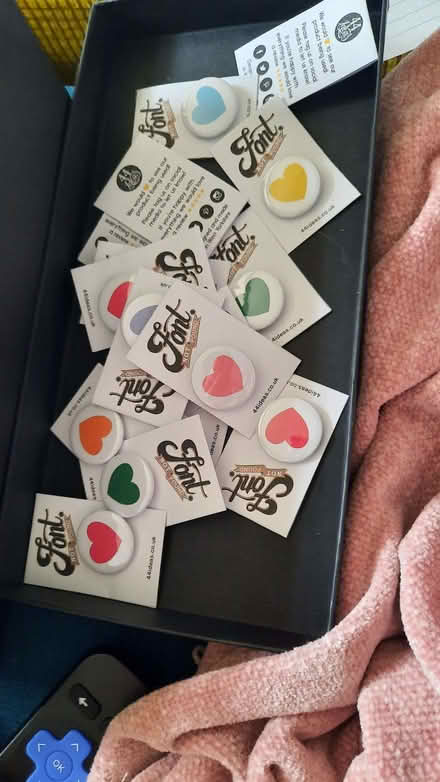 Photo of free collection of 14 heart badges/pins in various colours new (Stirchley B30) #1