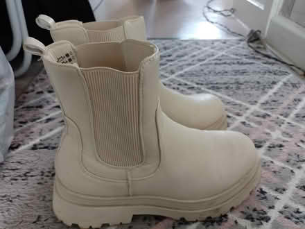 Photo of free Size 7 boots (Bennetts end HP3) #2