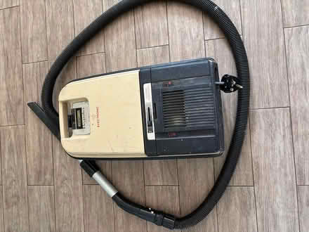 Photo of free vacuum cleaner (Knowle B93) #1