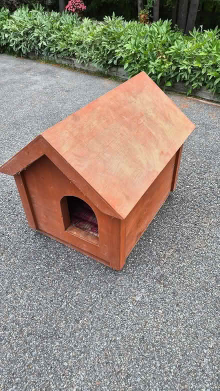 Photo of free Outdoors doghouse (Dunstable) #1