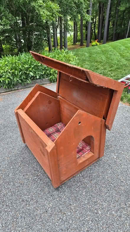 Photo of free Outdoors doghouse (Dunstable) #2