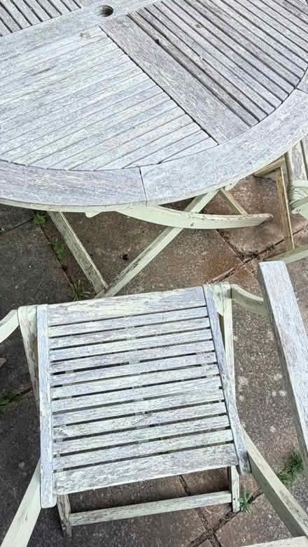 Photo of free Garden table and set of five chairs (Leighton Buzzard LU7) #1