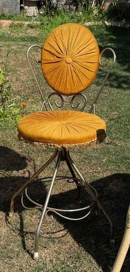 Photo of free Vintage 1960s vanity chair (Cooden TN39) #1