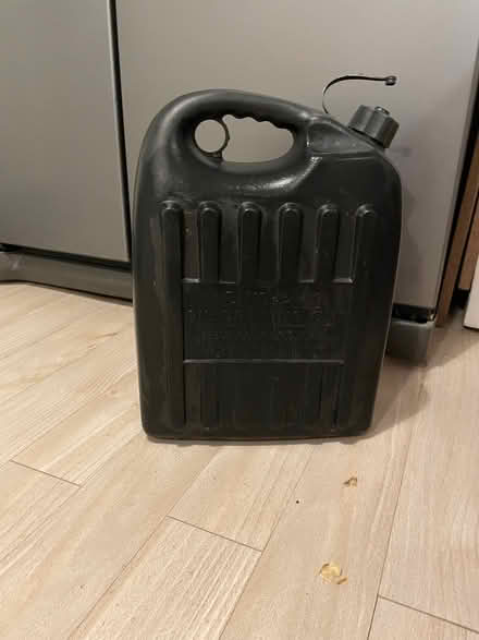 Photo of free Oil draining can (Prime Ministers MK41) #1