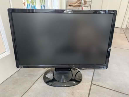 Photo of free BenQ PC monitor G2220HD 22" HD 1920x1080 (Old Woking GU22) #1