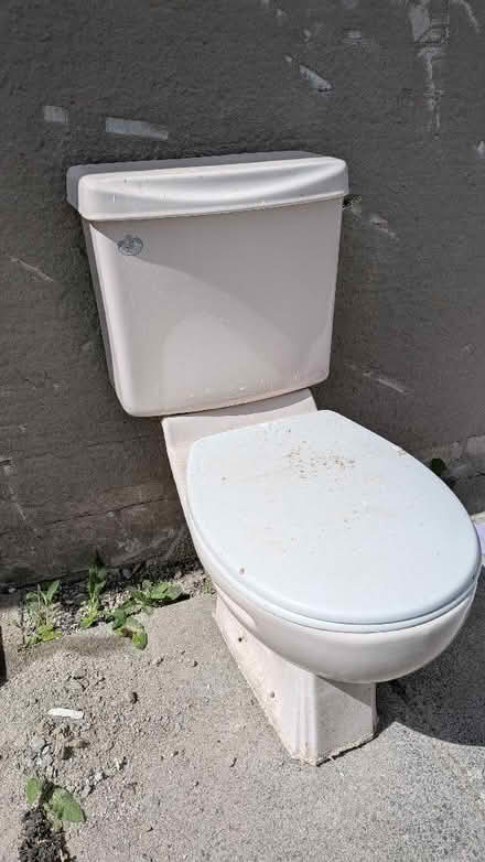 Photo of free close coupled toilet (Kendal LA9) #1