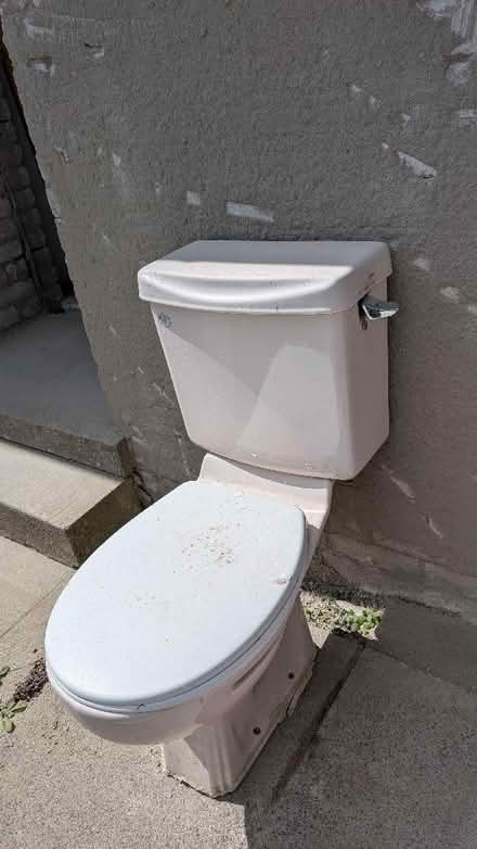 Photo of free close coupled toilet (Kendal LA9) #2