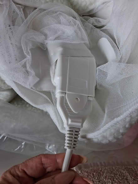 Photo of free Broken Single Electric Blanket (Stoke Newington N16) #4