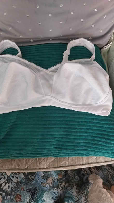 Photo of free (pack 6) x1 white wired bra 40D (dorset BH12) #1