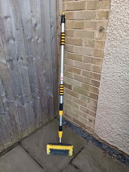 Photo of free window washing brush (Oakwood Park EN2) #1