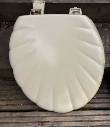 Photo of free Toilet seat (South Croydon CR2) #1