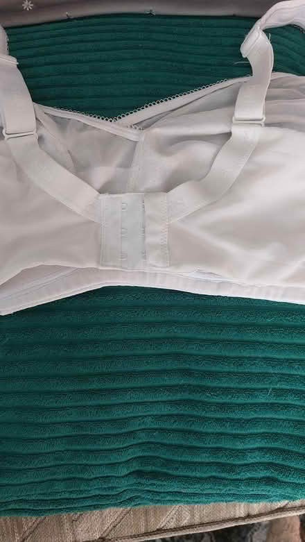 Photo of free (pack 6) x1 white wired bra 40D (dorset BH12) #3