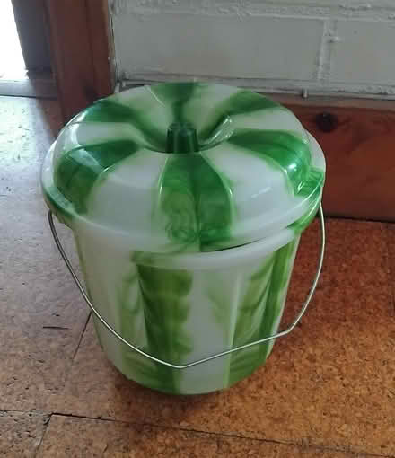 Photo of free Small bucket with lid (Finchley Church End N3) #1