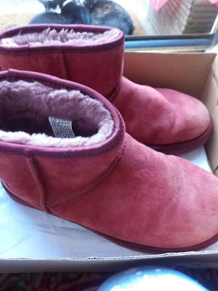 Photo of free UGGs boots size 5 to 6 genuine (Bd47jf) #4
