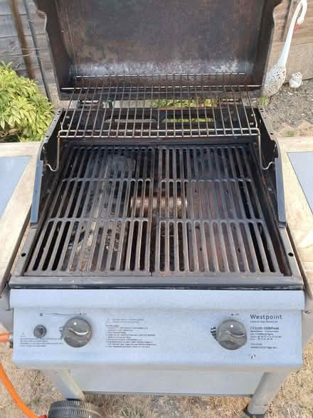 Photo of free 2 burner gas BBQ (Lamorbey DA15) #4