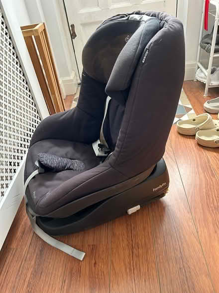 Photo of free Maxi-Cosi car seats with base (Bromely BR2) #2
