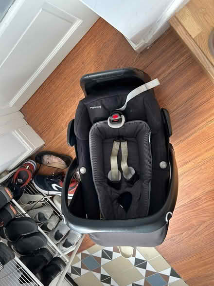 Photo of free Maxi-cosi newborn seat with base (Bromely BR2) #1