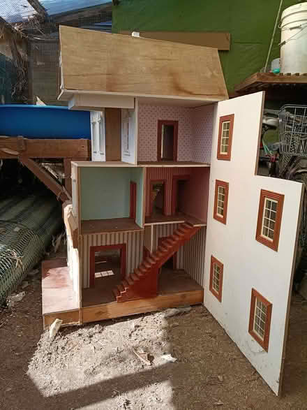 Photo of free San Francisco dolls house (Fareham PO14) #2