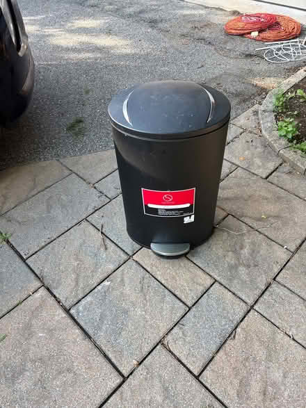 Photo of free Garbage can (Kanata Lakes) #1