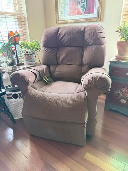 Photo of free Fully reclining lift chair (downtown area Ridgewood NJ) #1
