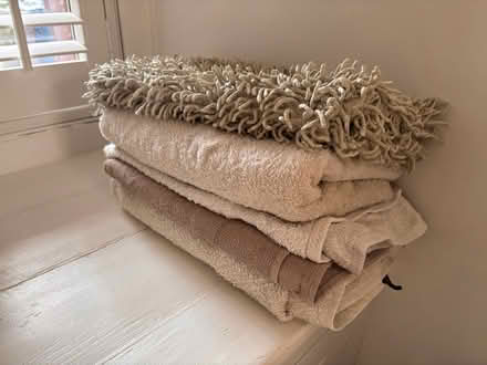 Photo of free 4 towels and 1 bath mat (Stafford ST16) #1