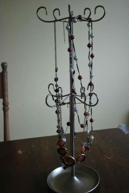 Photo of free Jewelry Stand, short & long necklac (gatineau ave & de bourgogne st) #2